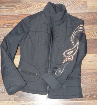 Куртка темно-синяя р.42 с вышивкой на рукаве, на тонком синтепоне -350р