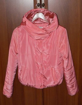 Куртка новая р.42 с капюшоном (застёжка молния+ кнопки) есть карманы -550р