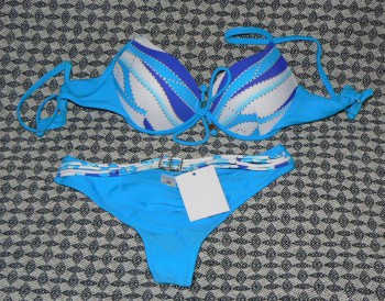 Купальник новый с этикетками р.40-42 (жесткая чашка но без пуш-ап) трусики стринги -350р