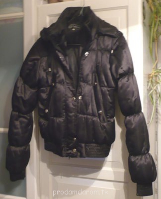 Куртка с капюшоном, тоже 2 кармана на молнии и кнопках, все молнии исправны.