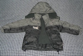 Куртка зелёная/болотная р.98-104 на синтепоне с капюшоном подкладка флис ( на рукаве есть дырочка...